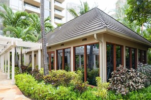 Exterior - Watermark - Luxury 2BD/2BA/2PA on 36th floor with an Ocean View! (Honolulu)