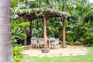 Outdoor dining - Watermark - Luxury 2BD/2BA/2PA on 36th floor with an Ocean View! (Honolulu)
