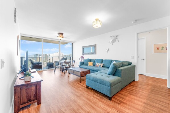 Living area - Watermark - Luxury 2BD/2BA/2PA on 36th floor with an Ocean View! (Honolulu)