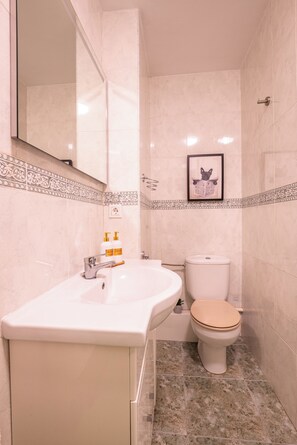 Bruser, hårtørrer, håndklæder, Sæbe