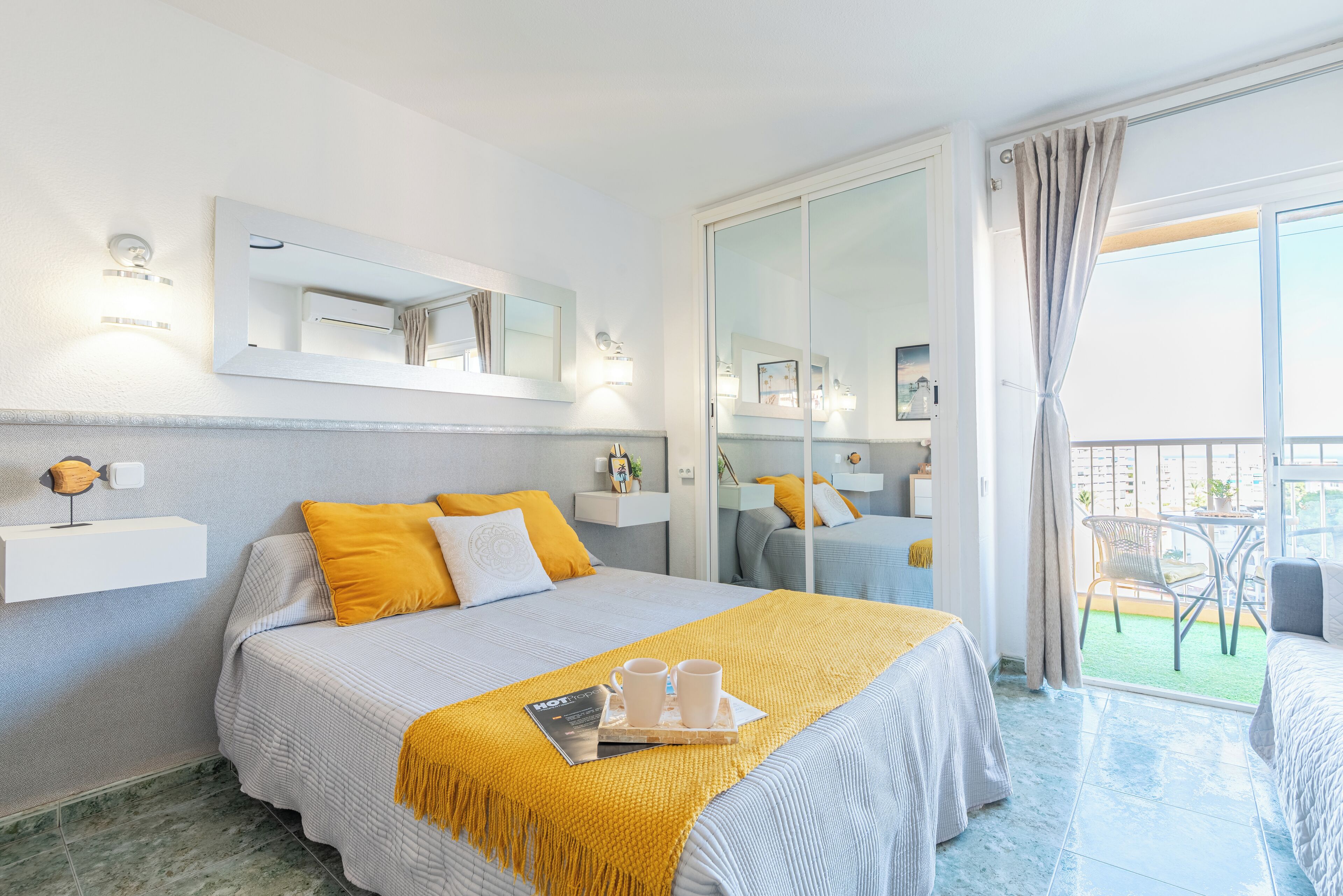 Tabla de planchar con plancha, wifi, ropa de cama