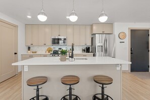 Lägenhet - 2 sovrum | Eget kök | Kylskåp, ugn, kaffe- och tebryggare och brödrost