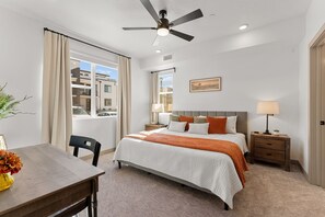 2 室のベッドルーム、デスク、ノートパソコン用作業スペース、アイロン / アイロン台