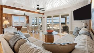 Apartment, 5 Bedrooms | Living area