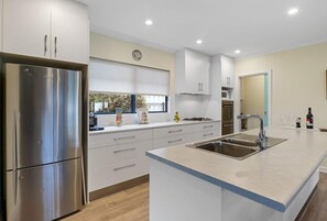 冷蔵庫、オーブン、コンロ、調理器具と食器