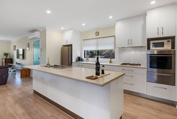 冷蔵庫、オーブン、コンロ、調理器具と食器