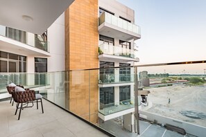 Property grounds - Contemporary 2BR in Azizi Park Avenue, Nad Al Sheba by Deluxe Holiday Homes (Dubai)