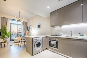 Kjøleskap, mikrobølgeovn, ovn og kokeplater