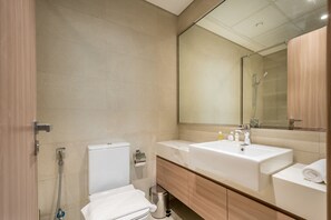 Douche, sèche-cheveux, serviettes fournies, savon