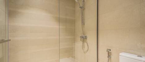 Dusj, hårføner, håndklær og såpe