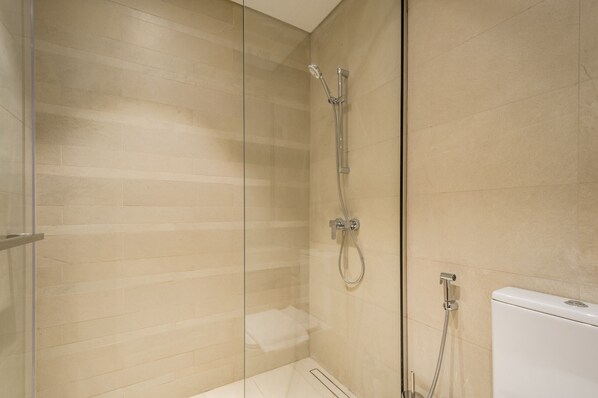 Douche, sèche-cheveux, serviettes fournies, savon