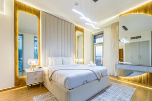 2 chambres, coffres-forts dans les chambres, fer et planche à repasser