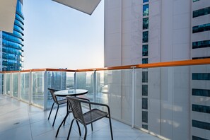 Outdoor dining - Pleasant 2BR in Millennium Binghatti Residences, Business Bay (Dubai)