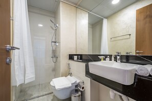 Dusche, Haartrockner, Handtücher, Seife