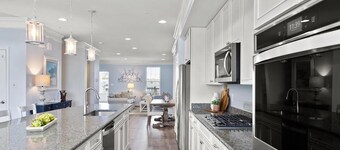 The 10th Tee Retreat - Luxury Bayside 5 Bedroom Home with Golf & Pond Views