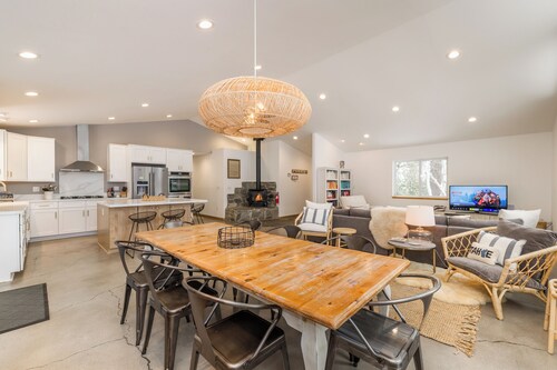 Hawk Haven_Hot Tub, Hydronic Heat, Game Room w/ Pool Table, Foosball, Arcades, 2790sqft