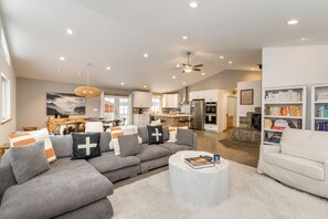 Smart TV, fireplace, video games, table football - Hawk Haven_Hot Tub, Hydronic Heat, Game Room w/ Pool Table, Foosball, Arcades, 2790sqft (Truckee)