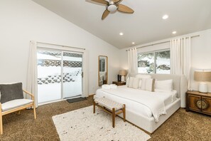 4 bedrooms, desk, iron/ironing board, travel cot - Hawk Haven_Hot Tub, Hydronic Heat, Game Room w/ Pool Table, Foosball, Arcades, 2790sqft (Truckee)