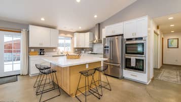 Coffee/tea maker, fridge, microwave, oven