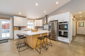 Fridge, microwave, oven, stovetop - Hawk Haven_Hot Tub, Hydronic Heat, Game Room w/ Pool Table, Foosball, Arcades, 2790sqft (Truckee)