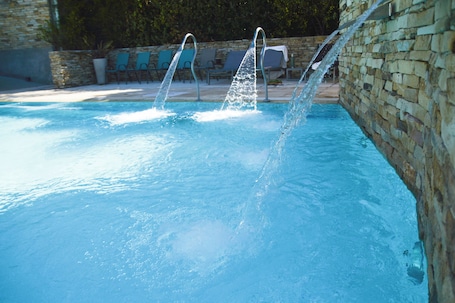 Una piscina techada, 2 piscinas al aire libre, sombrillas