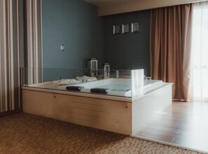 Suite – deluxe, bassengutsikt | Safe på rommet, skrivebord og skrivebord for bærbar PC