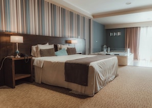 Suite Deluxe, vue piscine | Coffres-forts dans les chambres, bureau