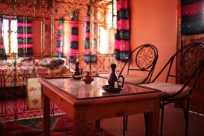 غرفة تقليدية ثلاثية - بشرفة - منظر للجبل | ملاءات للفراش لا تسبب الحساسية وبديكورات فريدة لكل غرفة