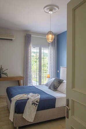 1 habitación, tabla de planchar con plancha y cuna de viaje 