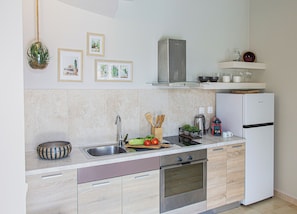 Fridge, oven, stovetop, coffee/tea maker