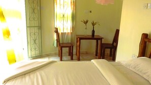 Cottage cơ bản, quang cảnh hồ | Khu vực ăn uống tại phòng