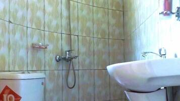 Basic Cottage, Lake View | Bathroom | Shower, free toiletries, slippers, towels