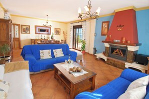 Smart-tv, een open haard en boeken