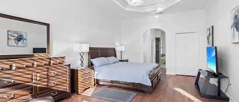 3 habitaciones, tabla de planchar con plancha, wifi y ropa de cama