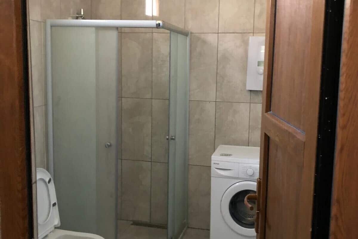 Combined shower/bathtub, towels