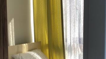 2 soveværelser, skrivebord, arbejdsområde til bærbare computere