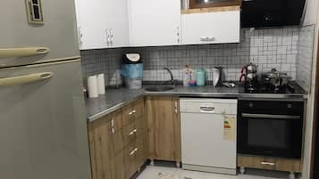Full-sized fridge, microwave, oven, stovetop