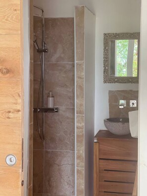 Shower, towels, soap, shampoo - Villa Kayooli: Vanilla studio, pool and sea view (Trois-Rivières)