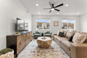 TV - Copper House: Resort Pools, Lazy River, Pickleball (Hurricane)