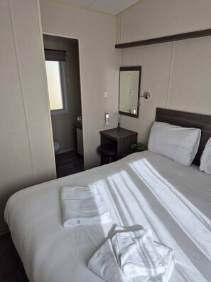 3 bedrooms, travel crib, free WiFi, bed sheets