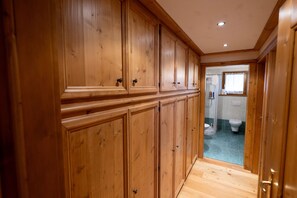 Douche, sèche-cheveux, serviettes fournies