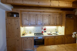 Fridge, oven, dishwasher, cookware/dishes/utensils