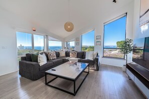 Smart TV, table tennis