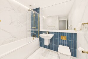 Douche, sèche-cheveux, serviettes fournies