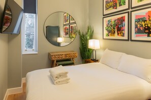 3 chambres, bureau, fer et planche à repasser, lit de bébé portatif