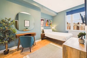 3 habitaciones, escritorio y tabla de planchar con plancha 