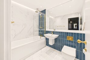 Dusj, hårføner og håndklær