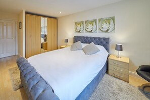 2 bedrooms, desk, iron/ironing board, travel crib