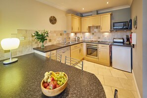 Fridge, microwave, oven, stovetop - Host & Stay | Seal View (Whitby)