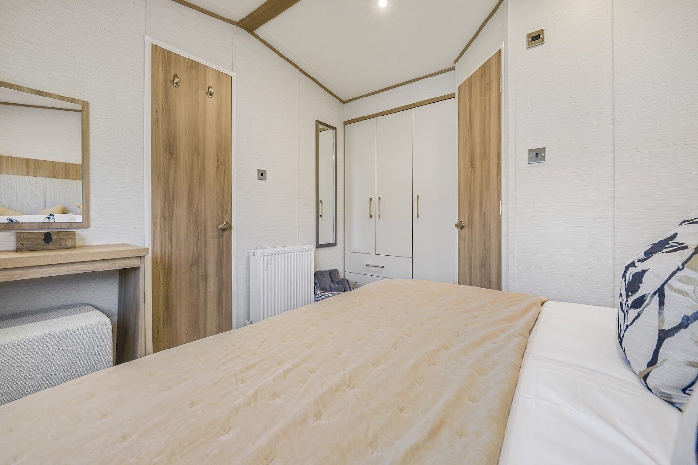 2 habitaciones, tabla de planchar con plancha y cuna de viaje 